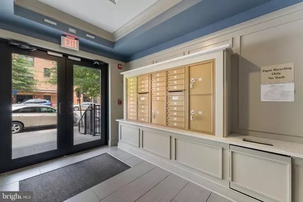 Fairfax, VA 22031,9523 BASTILLE ST #305