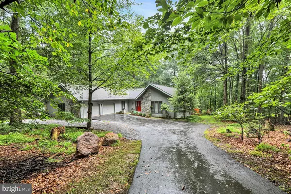 1806 LARCH CIR, Lebanon, PA 17042