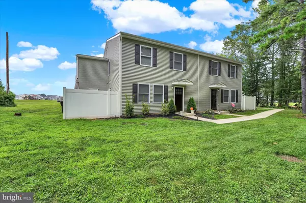 8 LYONS CT, Sicklerville, NJ 08081