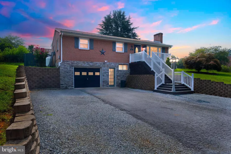 635 RIDGECREST DR, Hollins, VA 24019