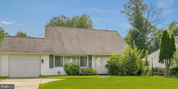 218 PLUMBRIDGE DR, Levittown, PA 19056