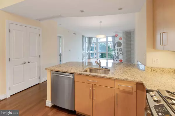 Mclean, VA 22102,8220 CRESTWOOD HEIGHTS DR #906
