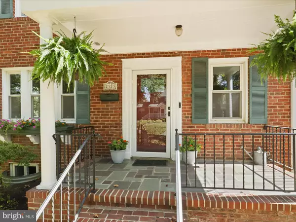 2323 N BURLINGTON ST, Arlington, VA 22207