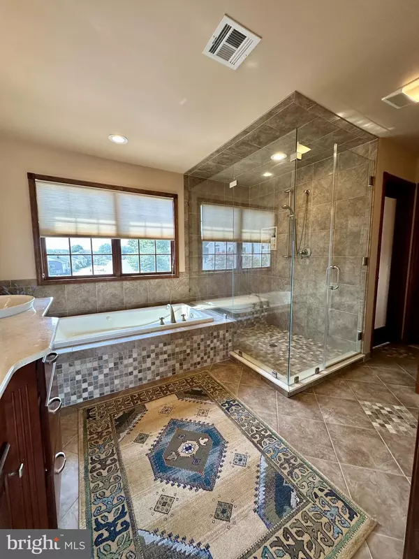 Manahawkin, NJ 08050,124 LEE DR