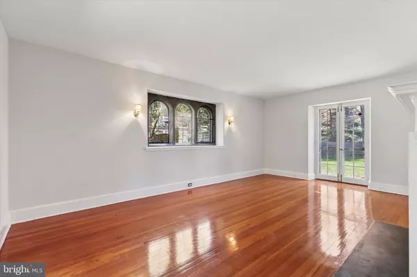 Philadelphia, PA 19118,8011 NAVAJO ST