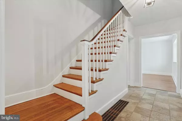 Philadelphia, PA 19118,8011 NAVAJO ST