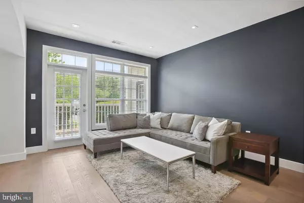 Leesburg, VA 20175,501 SUNSET TER SE #104