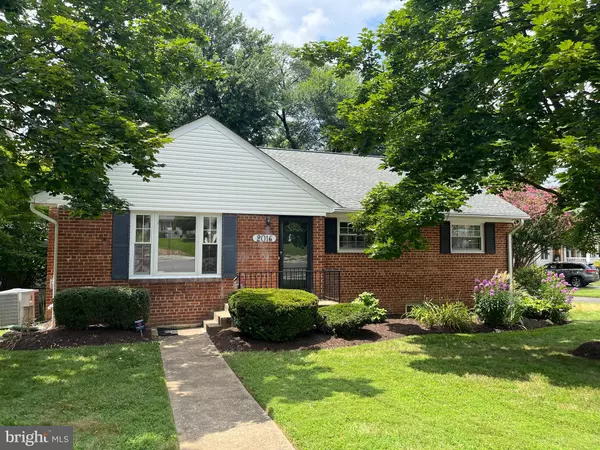 2016 PATRICK HENRY DR, Arlington, VA 22205