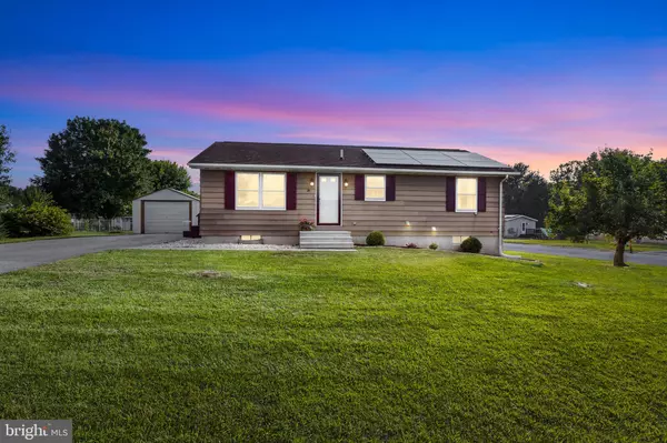 24 PINE LN, New Oxford, PA 17350