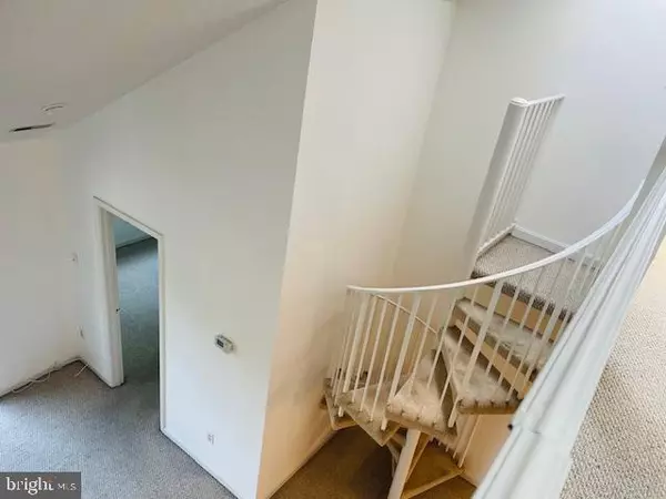 Rockville, MD 20850,10010 VANDERBILT CIR #11-9