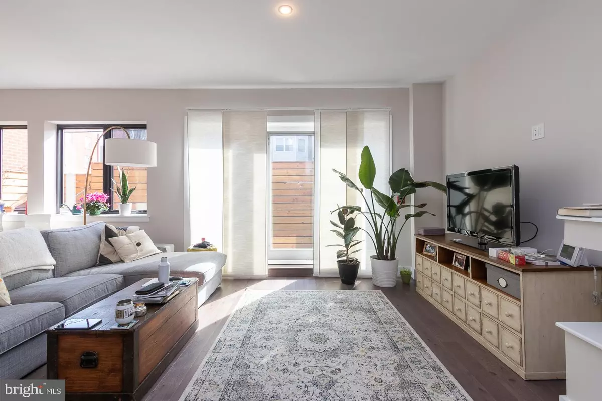 Philadelphia, PA 19123,938 NEW MARKET #100
