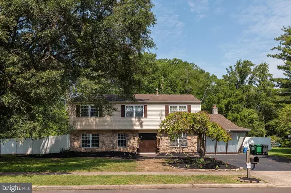 325 TOLL DR, Southampton, PA 18966