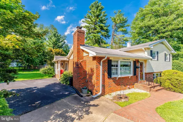 Vienna, VA 22180,242 HILLSIDE CIR SW