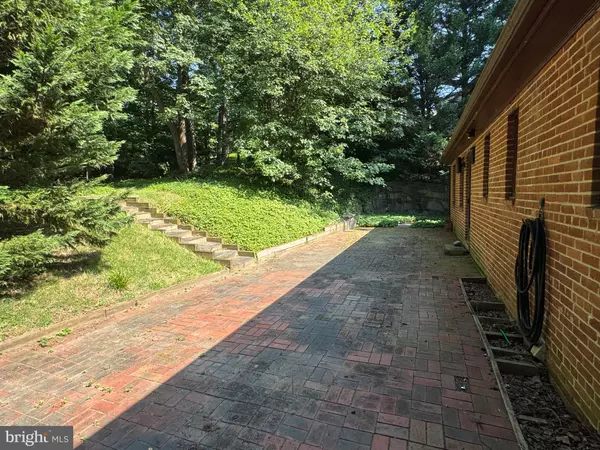 Arlington, VA 22207,2431 N TAYLOR ST