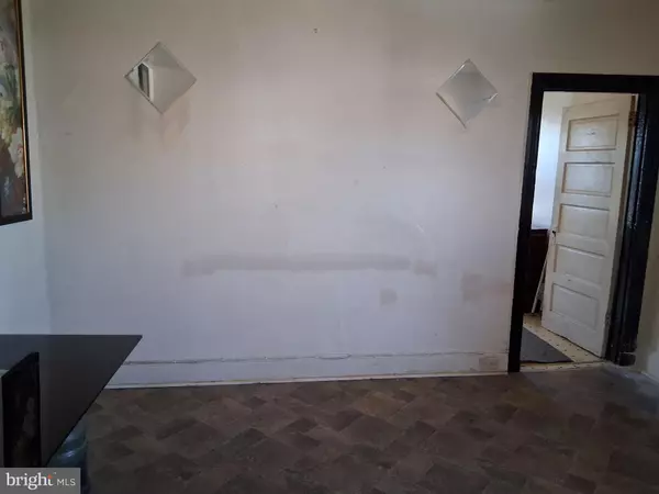 Philadelphia, PA 19104,877 N HOLLY ST