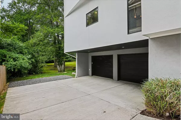 Vienna, VA 22180,703 MEADOW LN SW