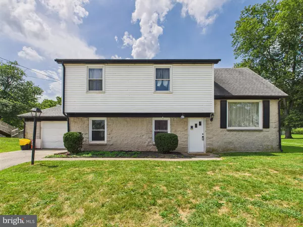 2850 MAYFIELD DR, Dover, PA 17315