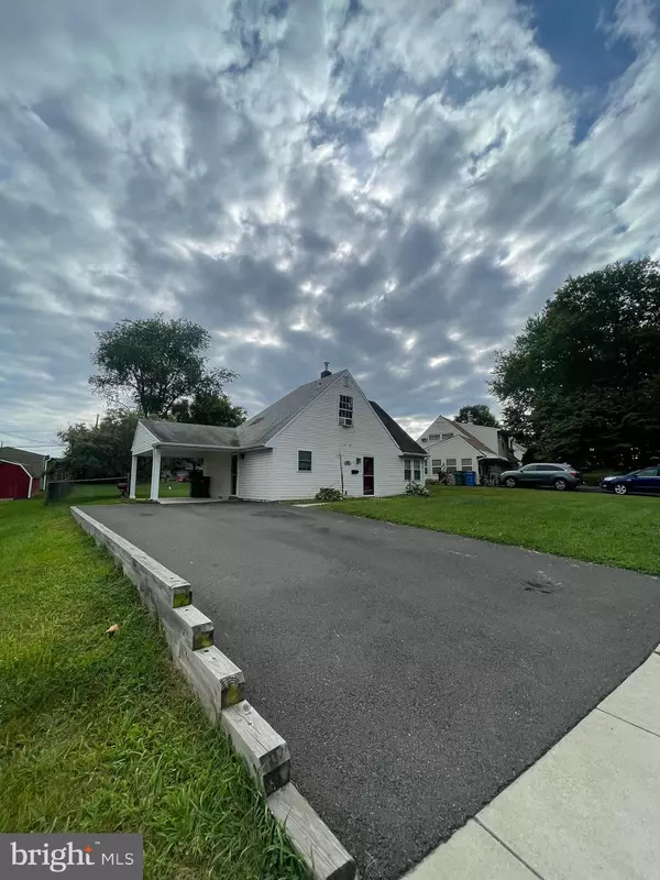 289 HOLLY DR, Levittown, PA 19055