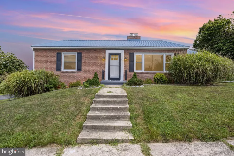 225 W KING STREET ST, Waynesboro, PA 17268