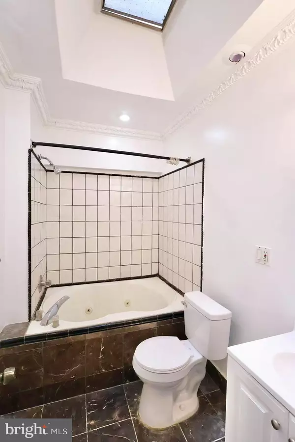 Philadelphia, PA 19135,7208 GLENLOCH ST