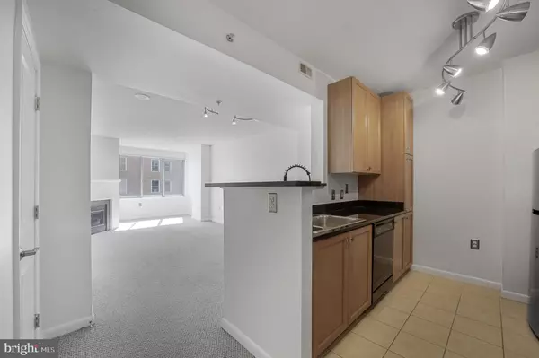 Arlington, VA 22203,851 N GLEBE RD #1608