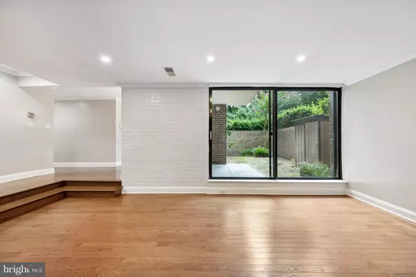 Silver Spring, MD 20902,2016 COLERIDGE DR #24-102