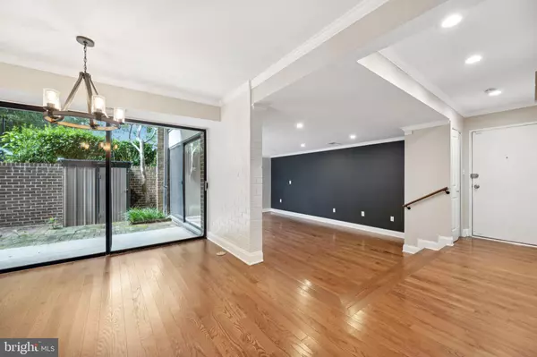 Silver Spring, MD 20902,2016 COLERIDGE DR #24-102