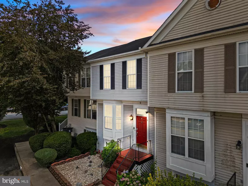 5 DENNY CIR, Newark, DE 19702