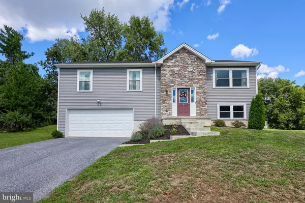 6 SWANSEA DR, Middletown, PA 17057