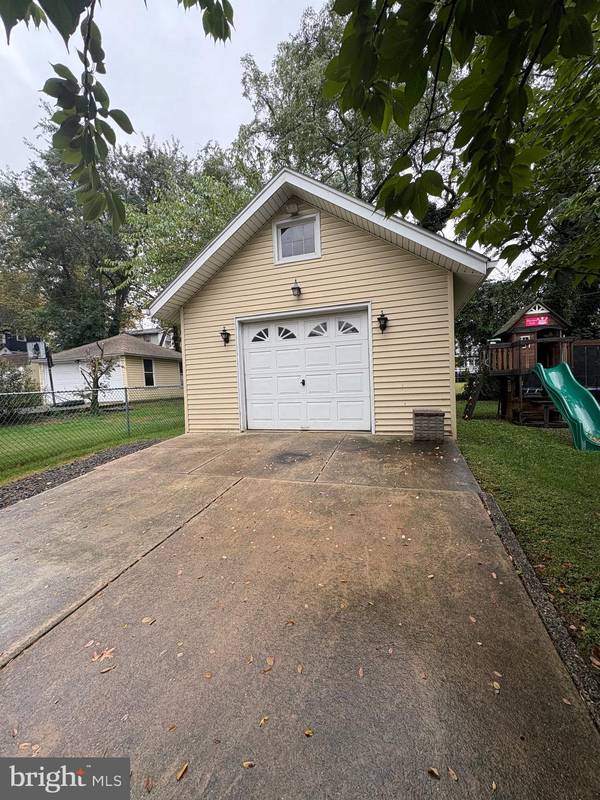 Palmyra, NJ 08065,911 HIGHLAND AVE