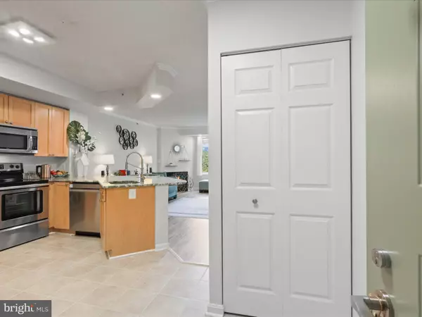 Alexandria, VA 22302,3101 N HAMPTON DR #416