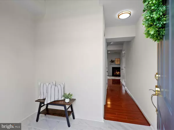 Sterling, VA 20164,45433 CLARKES CROSSING SQ