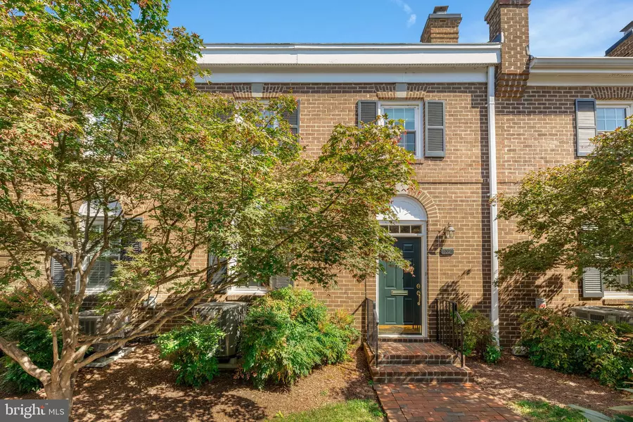 1027 N PITT ST, Alexandria, VA 22314