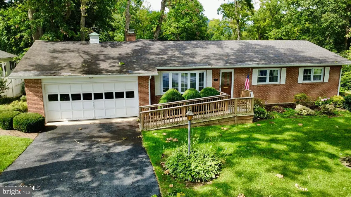 Bellefonte, PA 16823,915 WOODLAND DR