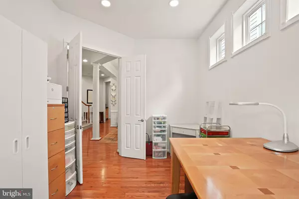 Lorton, VA 22079,8317 MIDDLE RUDDINGS DR