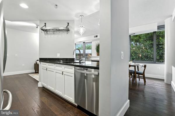 Arlington, VA 22201,2001 15TH ST N #111