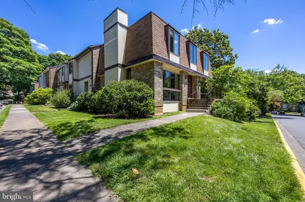 6023 FORREST HOLLOW LN, Springfield, VA 22152
