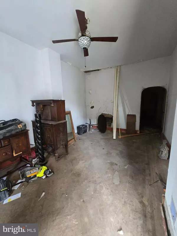 Philadelphia, PA 19140,1915 W VENANGO ST