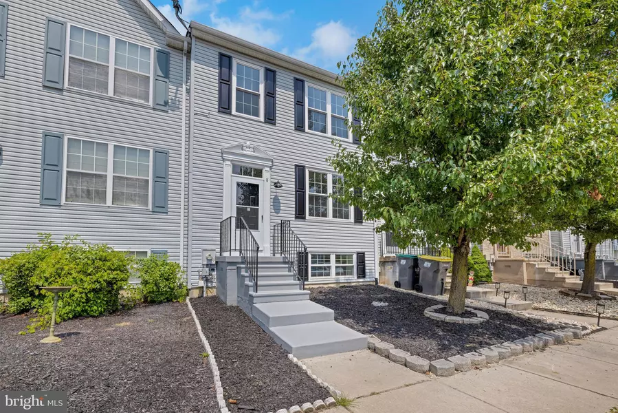 8 VERSAILLES CT, Newark, DE 19702