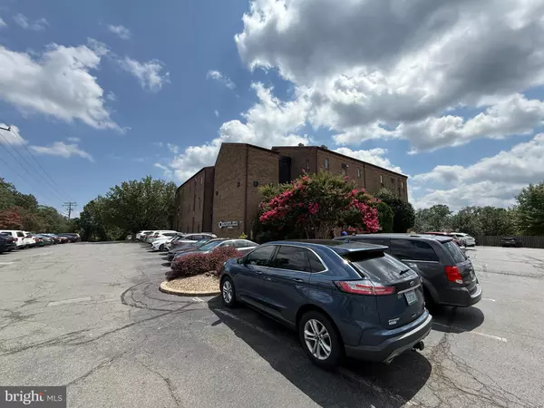 Springfield, VA 22152,6116 ROLLING RD #216