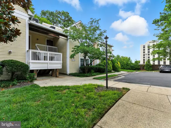 Falls Church, VA 22041,3391 LAKESIDE VIEW DR #20-5