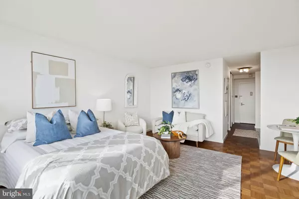 Philadelphia, PA 19106,604-36 S WASHINGTON SQ #913