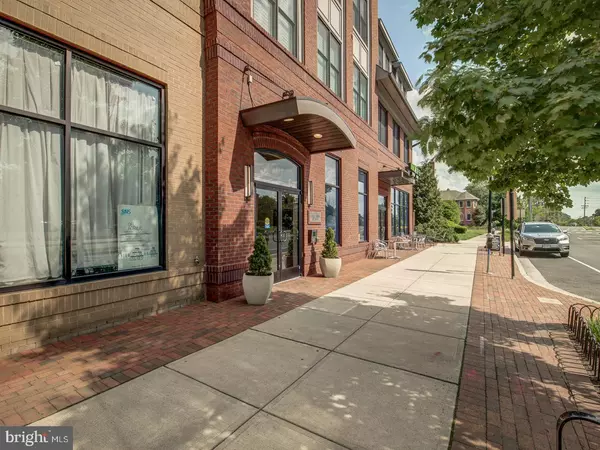 Arlington, VA 22204,1107 S WALTER REED DR #302