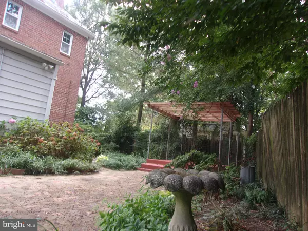 Arlington, VA 22202,1114 S OAKCREST RD