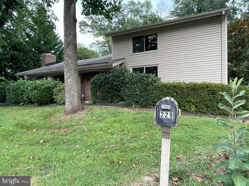 229 W MEADOWLAND LN W, Sterling, VA 20164