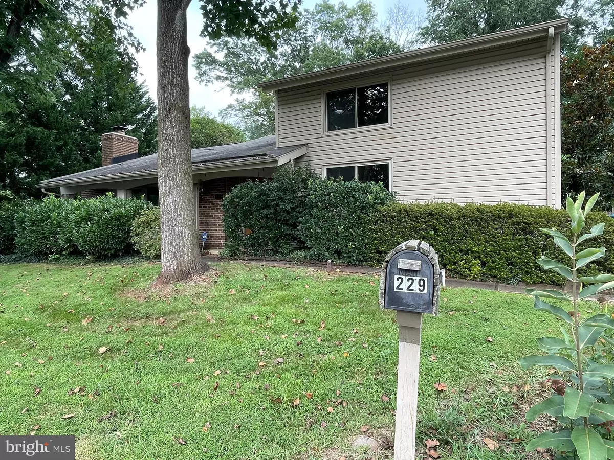 Sterling, VA 20164,229 W MEADOWLAND LN W