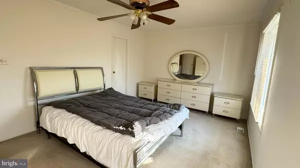 Herndon, VA 20170,521 EARLY FALL CT
