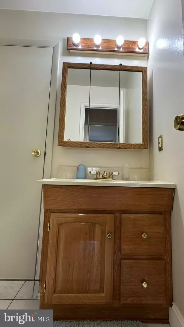 Herndon, VA 20170,521 EARLY FALL CT