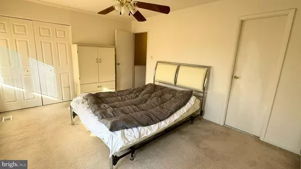 Herndon, VA 20170,521 EARLY FALL CT