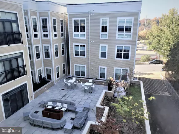 Arlington, VA 22204,989 S BUCHANAN ST #411